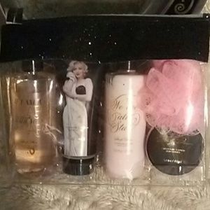 Marilyn Monroe bath set